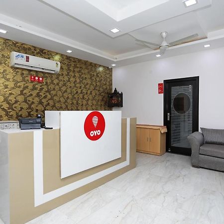 Oyo 12673 The Diplomat Inn Delhi  Buitenkant foto