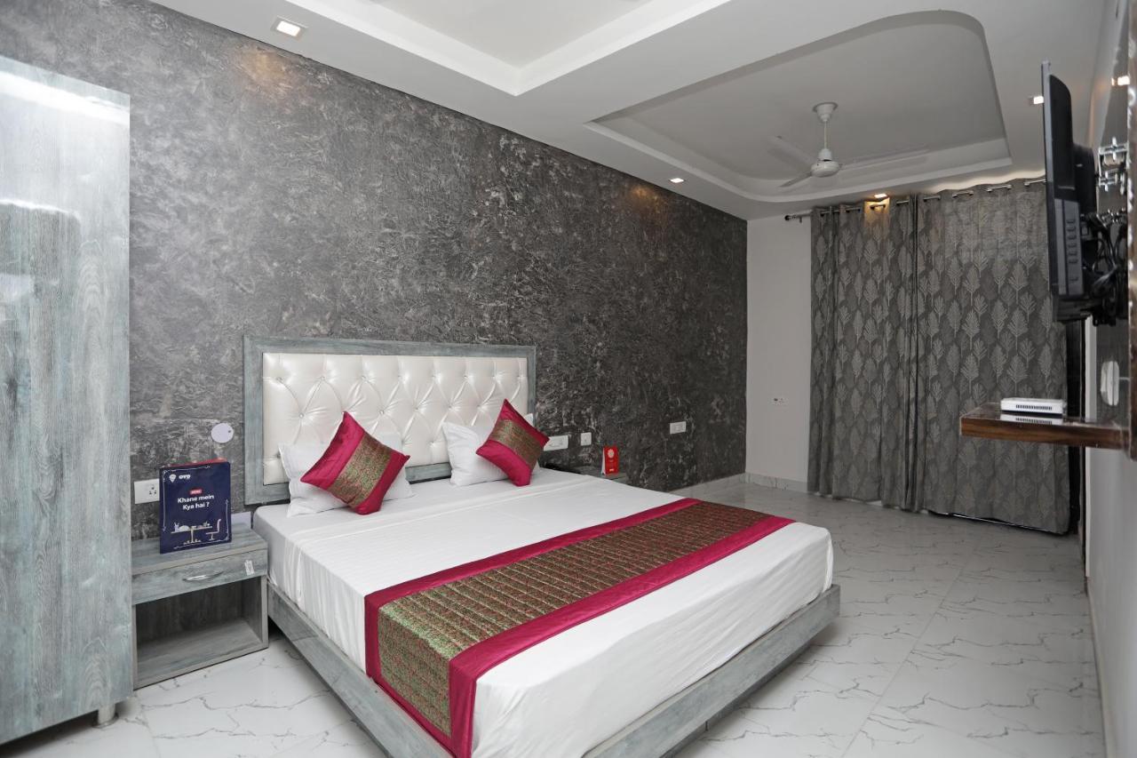 Oyo 12673 The Diplomat Inn Delhi  Buitenkant foto