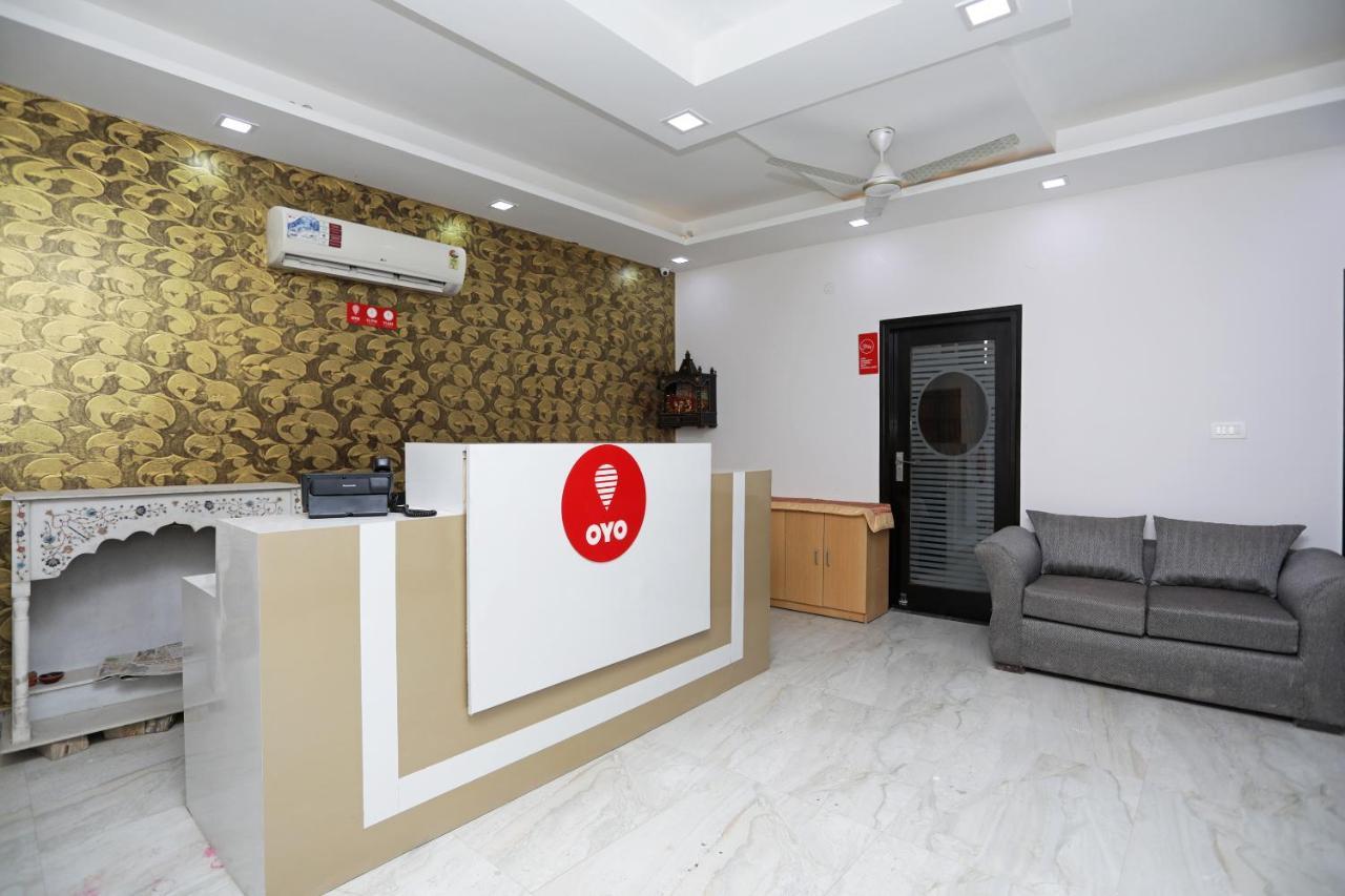 Oyo 12673 The Diplomat Inn Delhi  Buitenkant foto