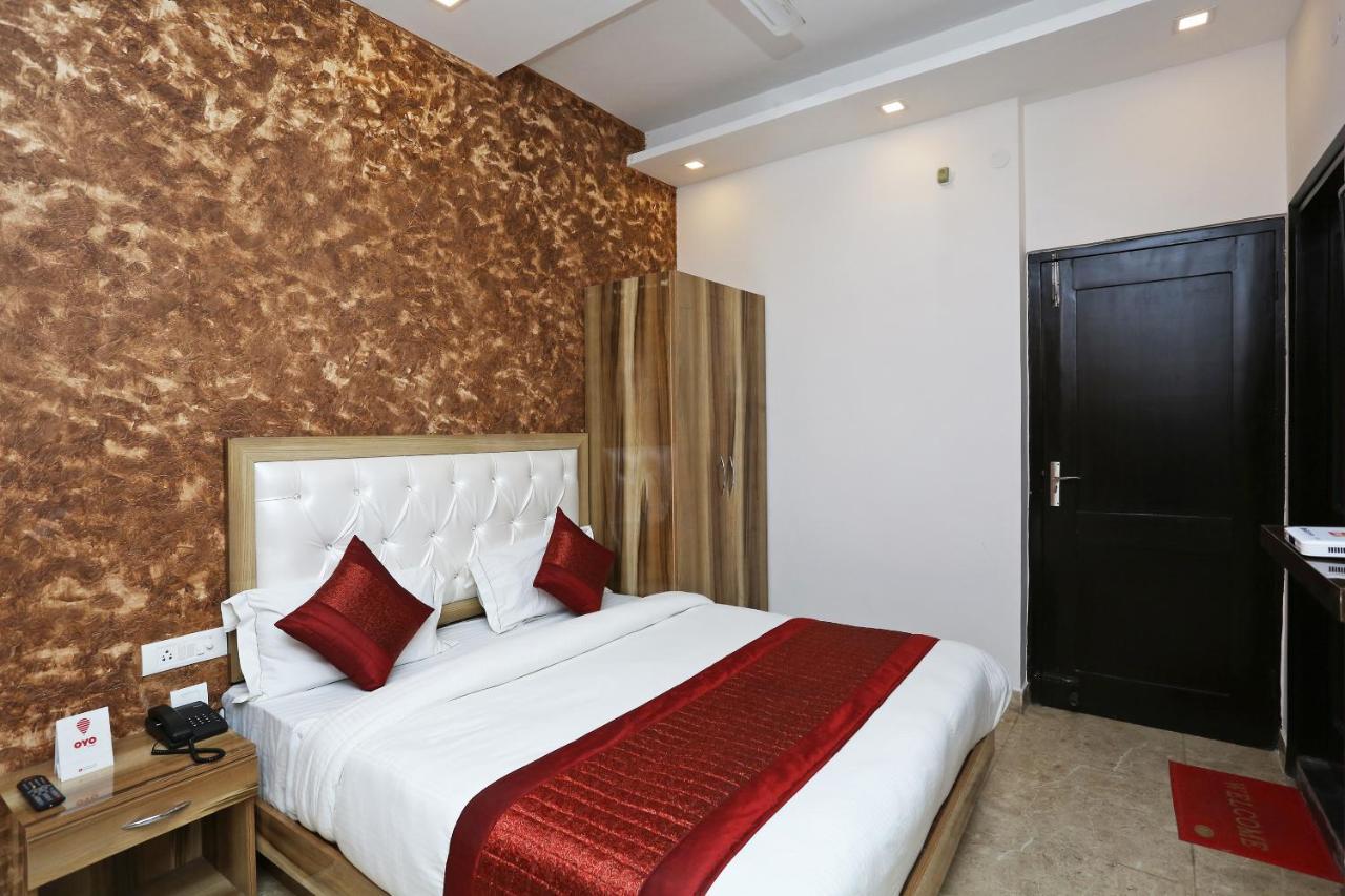 Oyo 12673 The Diplomat Inn Delhi  Buitenkant foto