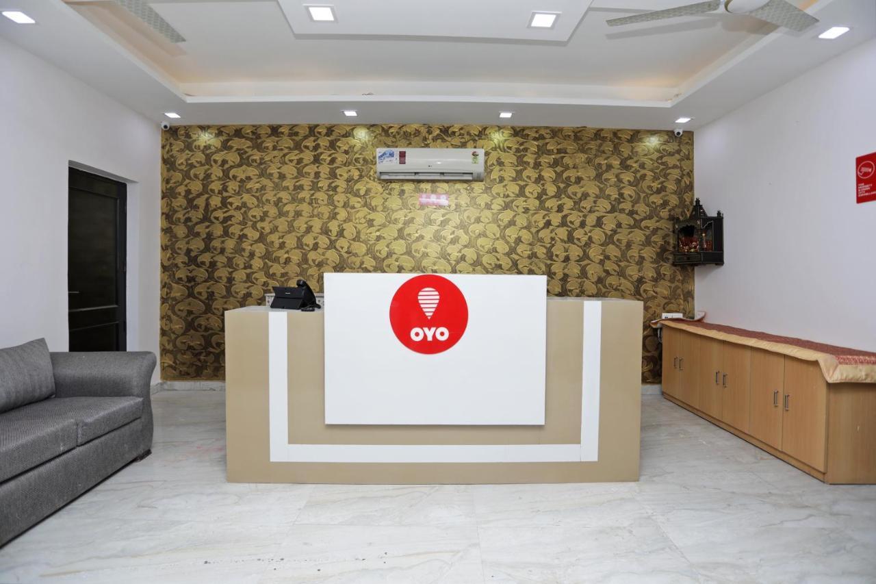 Oyo 12673 The Diplomat Inn Delhi  Buitenkant foto